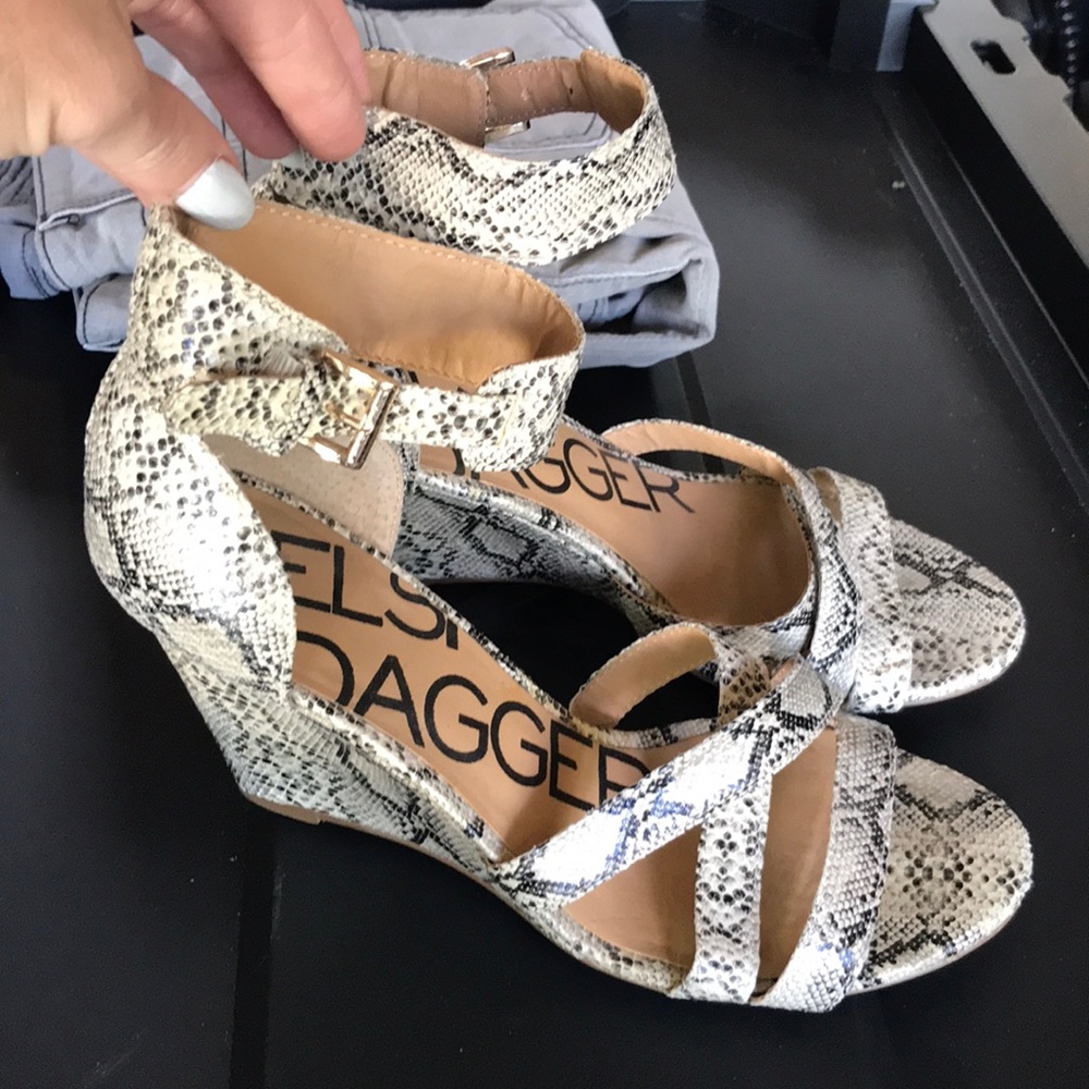 Snakeskin wedge
